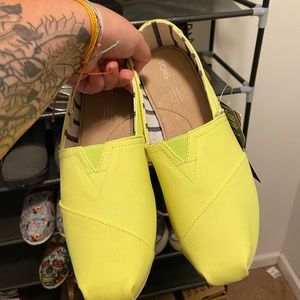 Toms neon yellow